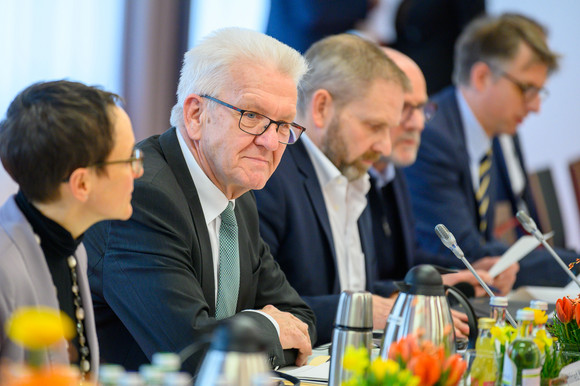 Konferenz Grenzüberschreitende Zusammenarbeit mit der Région Grand Est Ministerpräsident Winfried Kretschmann (2.v.l.) bei der Konferenz zur grenzüberschreitenden Zusammenarbeit (Bild: Staatsministerium Baden-Württemberg)