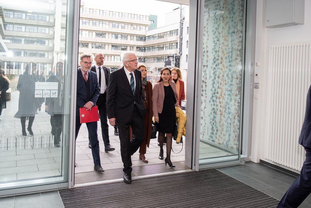 Hier sehen Sie Ministerin Olschowski und Ministerpräsident Kretschmann bei der Besichtigung der Universität Konstanz