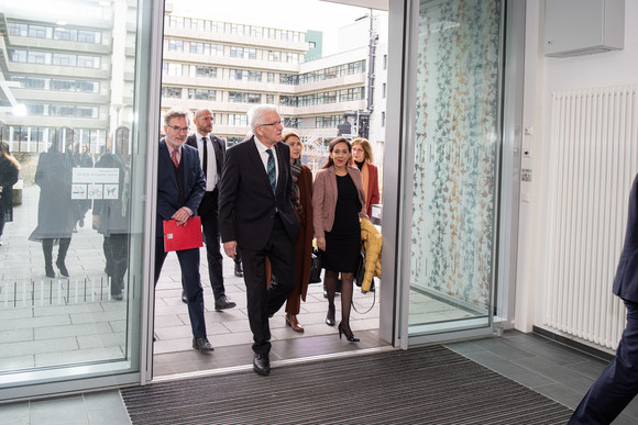 Hoschschulen Ministerin besucht Universität Konstanz Hier sehen Sie Ministerin Olschowski und Ministerpräsident Kretschmann bei der Besichtigung der Universität Konstanz