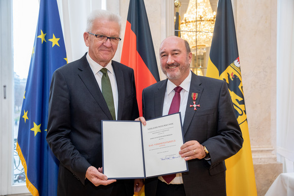 Tag des Ehrenamtes Kretschmann würdigt besonderes ehrenamtliches Engagement Ministerpräsident Winfried Kretschmann (l.) und Hans-Peter Kistenberger (r.) (Bild: Staatsministerium Baden-Württemberg)