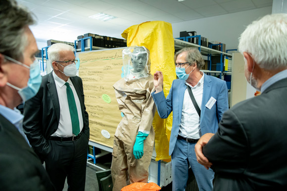 Coronavirus Kretschmann besucht Landesgesundheitsamt v.l.n.r.: Gesundheitsminister Manne Lucha, Ministerpräsident Winfried Kretschmann, Stefan Brockmann, Medizinaldirektor Epidemiologie und Gesundheitsberichterstattung und Wolfgang Reimer, Regierungspräsident im Regierungspräsidium Stuttgart (Bild: Staatsministerium Baden-Württemberg)