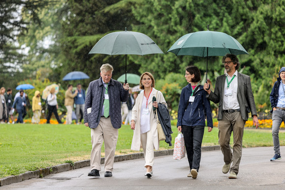 Wissenschaftministerin Petra Olschowski und Bettina Gräfin Bernadotte auf der Insel Mainau