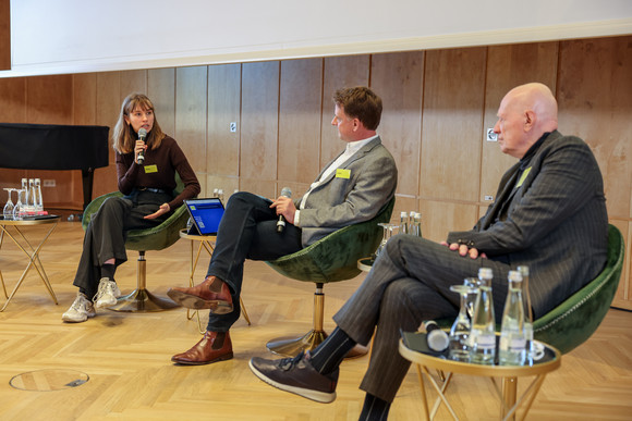 Zusammenhalt in der Transformation Tagung „Gemeinsam handeln“ Podiumsdiskussion mit Pauline Brünger (links), Fridays for Future, Moderator Benno Stieber (Mitte) und Ralf Fücks (rechts), Geschäftsführer Zentrum Liberale Moderne