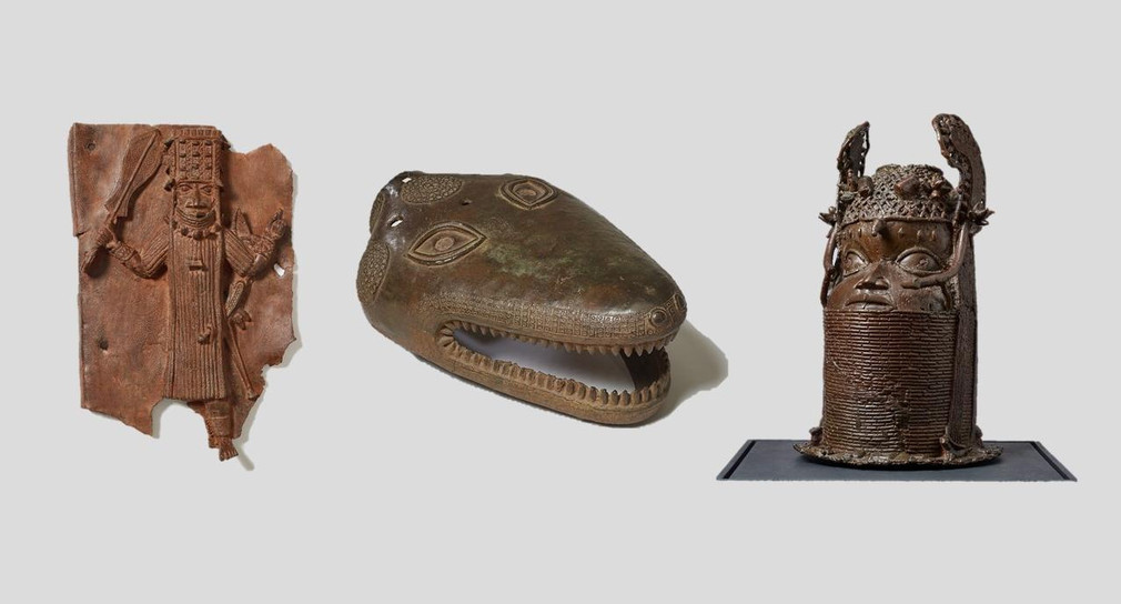 Drei ausgestellte Benin-Bronzen 