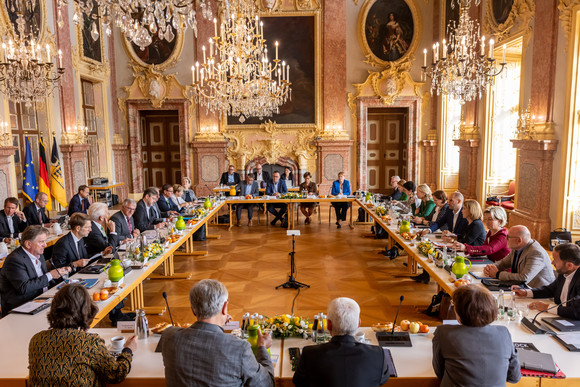 Landesregierung Auswärtige Kabinettssitzung in Rastatt Auswärtige Kabinettssitzung im Residenzschloss Rastatt