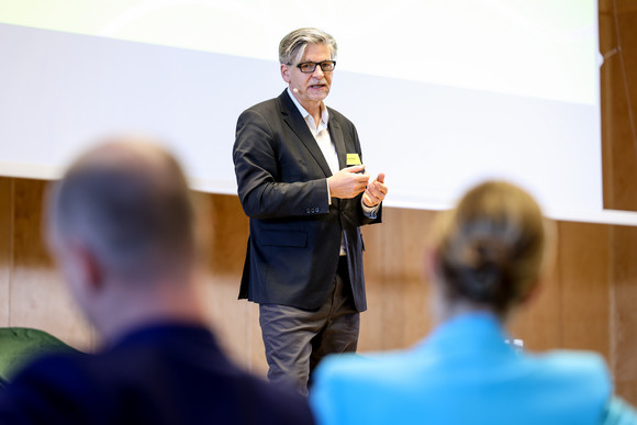 Zusammenhalt in der Transformation Tagung „Gemeinsam handeln“ Vortrag von Prof. Dr. Jan-Werner Müller, Princeton University (USA), zum Start des zweiten Tages