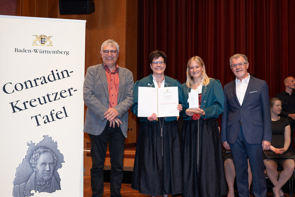 Staatssekretär Arne Braun eehrt 16 Amateurmusik-Vereine mit der Conradin-Kreutzer-Tafel