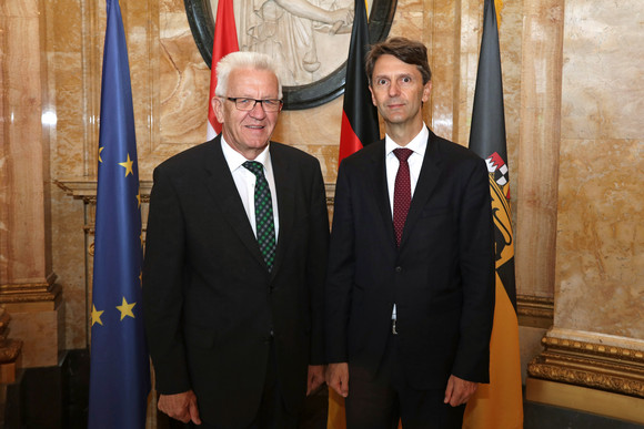 Antrittsbesuch Kretschmann empfängt österreichischen Botschafter Ministerpräsident Winfried Kretschmann (l.) und der Botschafter der Republik Österreich, Dr. Peter Huber (r.) (Foto: Staatsministerium Baden-Württemberg)