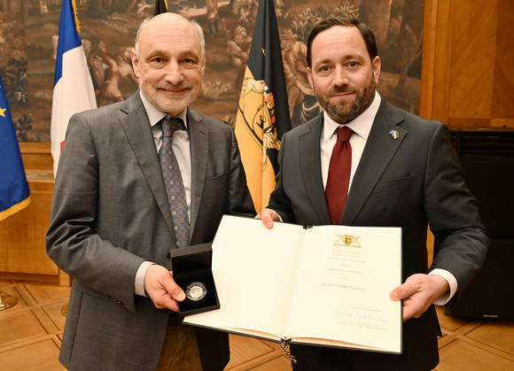 Europa Staufermedaille für Verdienste um europäischen Zusammenhalt Staatssekretär Florian Hassler (rechts) und Markus Möhring (links)