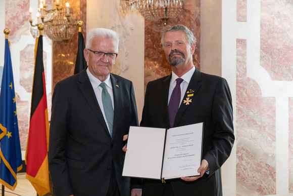 Auszeichnung Verdienstorden des Landes an 18 verdiente Persönlichkeiten Ministerpräsident Winfried Kretschmann (l.) und Staatsminister a. D. Dr. h.c. Gernot Erler (r.) (Bild: Staatsministerium Baden-Württemberg)
