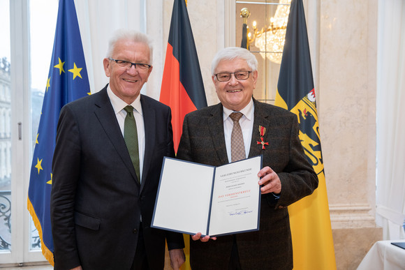 Tag des Ehrenamtes Kretschmann würdigt besonderes ehrenamtliches Engagement Ministerpräsident Winfried Kretschmann (l.) und Rudolf Boemer (r.) (Bild: Staatsministerium Baden-Württemberg)