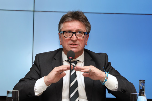 Pressekonferenz Coronavirus, Innenpolitik und Digitalisierung Gesundheitsminister Manne Lucha bei der Regierungspressekonferenz (Bild: Staatsministerium Baden-Württemberg)