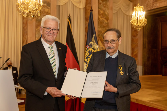Auszeichnung Verdienstorden des Landes an 21 verdiente Persönlichkeiten Ministerpräsident Winfried Kretschmann (l.) und Prof. Dr. Georg Cremer (r.)