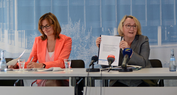 Wissenschaftsministerin Theresia Bauer und Wirtschaftsstaatssekretärin Katrin Schütz bei der LPK, Foto: MWK