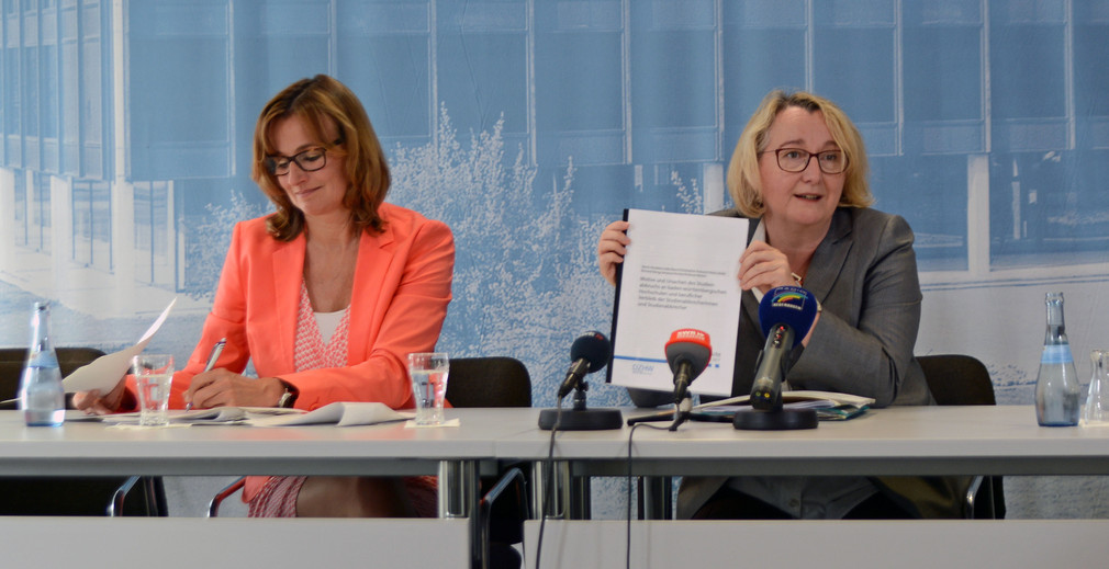 Wissenschaftsministerin Theresia Bauer und Wirtschaftsstaatssekretärin Katrin Schütz bei der LPK, Foto: MWK