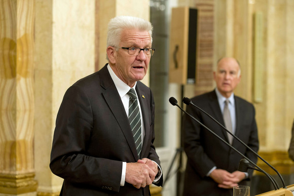Besuch Kretschmann empfängt Gouverneur von Kalifornien Ministerpräsident Winfried Kretschmann (l.) und der Gouverneur von Kalifornien, Edmund G. „Jerry“ Brown Jr. (r.)