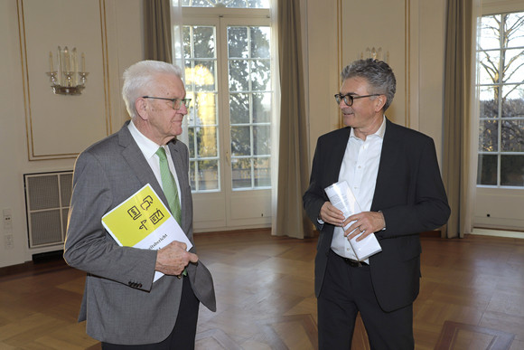 Bürokratieabbau Normenkontrollrat übergibt Tätigkeitsbericht 2023/2024 Ministerpräsident Winfried Kretschmann (links) und Dr. Dieter Salomon (rechts), Vorsitzender des Normenkontrollrats Baden-Württemberg