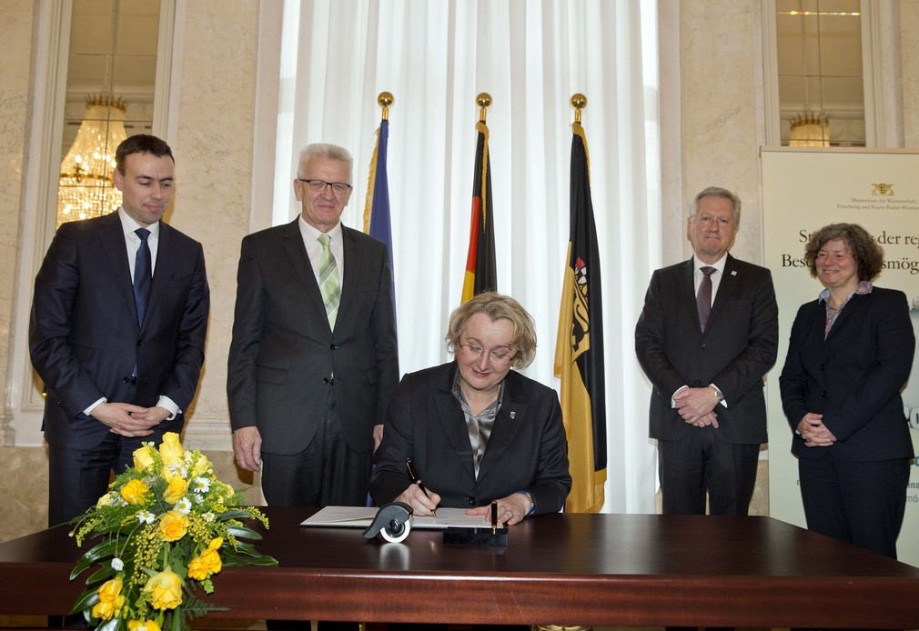 Wissenschaftsministerin Theresia Bauer beim Unterzeichnen des Hochschulfinanzierungsvertrags, Foto: Staatsministerium/Regenscheit