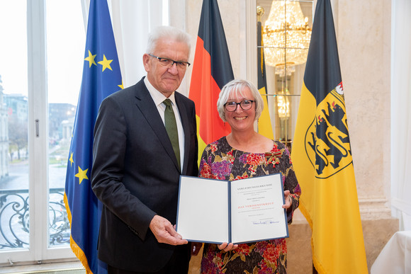 Tag des Ehrenamtes Kretschmann würdigt besonderes ehrenamtliches Engagement Ministerpräsident Winfried Kretschmann (l.) und Ursula Kloos (r.) (Bild: Staatsministerium Baden-Württemberg)