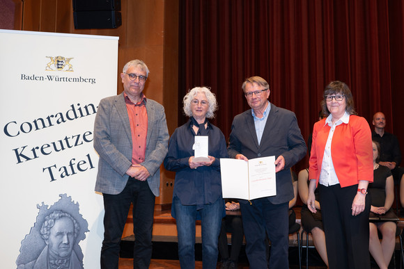 Staatssekretär Arne Braun eehrt 16 Amateurmusik-Vereine mit der Conradin-Kreutzer-Tafel