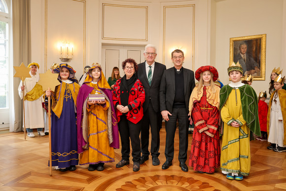 Ministerpräsident Winfried Kretschmann und seine Ehefrau Gerlinde mit der Sternsingergruppe der Kirchengemeinde Allerheiligen Unterwaldhausen (Seelsorgeeinheit Altshausen)