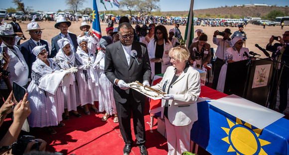 Die ehemalige Wissenschaftsministerin gibt die Witboii-Bibel und -Peitsche in Namibia zurück