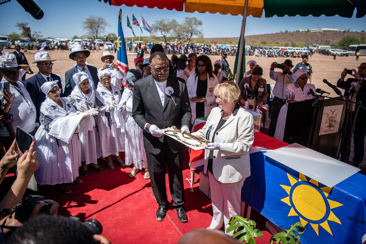 Die ehemalige Wissenschaftsministerin gibt die Witboii-Bibel und -Peitsche in Namibia zurück