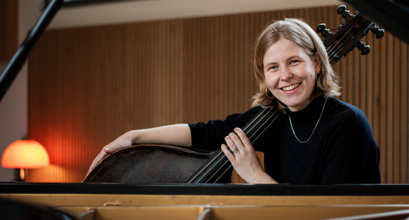 Kontrabassistin und Komponistin Tabea Kind