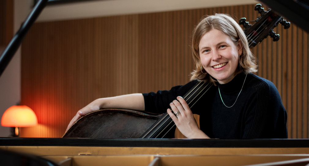 Kontrabassistin und Komponistin Tabea Kind 