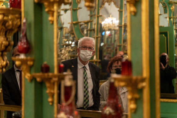 Reise Kretschmann besucht Sachsen Ministerpräsident Winfried Kretschmann im Grünen Gewölbe in Dresden (Bild: Staatsministerium Baden-Württemberg)