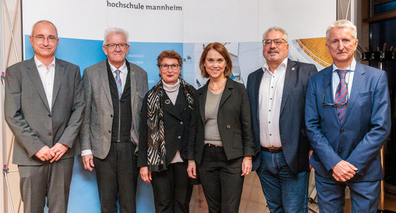Das Rektorat der Hochschule Mannheim und der Ministerpräsident sowie Wissenschaftsministerin Petra Olschowski