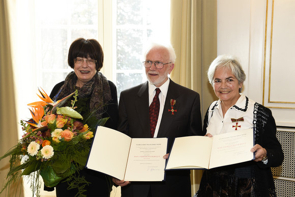 Auszeichnung Verdienstkreuz für Ilse und Albert Bäumer Die Staatsrätin für Zivilgesellschaft und Bürgerbeteiligung, Gisela Erler (l.), Albert Bäumer (M.) und Ilse Bäumer (r.)