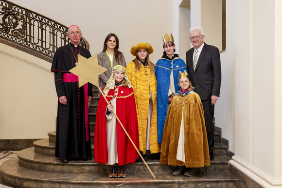 Aktion Dreikönigssingen Kretschmann empfängt Sternsingergruppen Ministerpräsident Winfried Kretschmann mit der Sternsingergruppe der Kirchengemeinde Heilig Geist Markgröningen, Diözese Rottenburg-Stuttgart