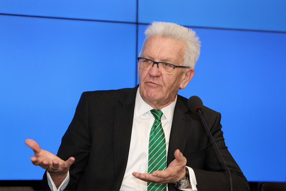 Pressekonferenz Regierungspressekonferenz Ministerpräsident Winfried Kretschmann bei der Regierungspressekonferenz (Bild: Staatsministerium Baden-Württemberg)