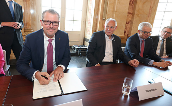 Ausbildung Neues Ausbildungsbündnis unterzeichnet Dr. Rainer Dulger, Präsident der Landesvereinigung baden-württembergischer Arbeitgeber, bei der Unterzeichnung des Bündnisses (Bild: Staatsministerium Baden-Württemberg)