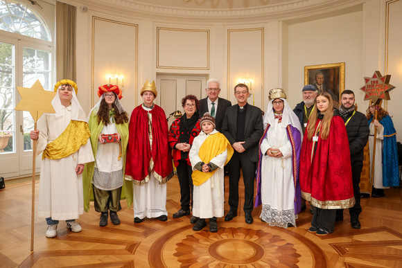 Ministerpräsident Winfried Kretschmann und seine Ehefrau Gerlinde mit der Sternsingergruppe der Kirchengemeinde St. Johann Baptist Treherz  (Seelsorgeeinheit Aitrachtal)