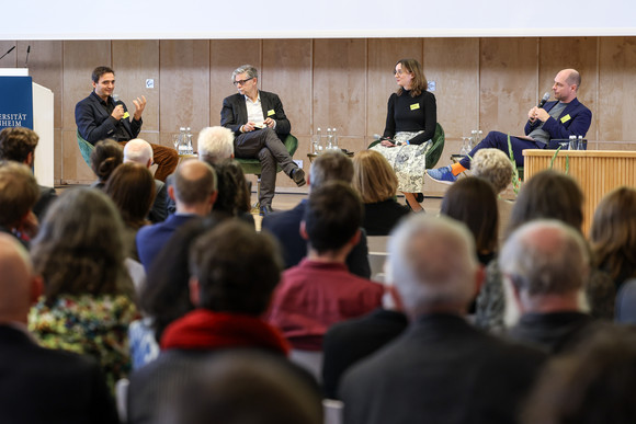 Zusammenhalt in der Transformation Tagung „Gemeinsam handeln“ von links nach rechts: Podiumsdiskussion mit Philipp Krohn, Wirtschaftsredaktion Frankfurter Allgemeine Zeitung, Prof. Dr. Jan-Werner Müller, Princeton University (USA), Prof. Dr. Isabelle-Christine Panreck, Katholische Hochschule NRW, und Moderator Korbinian Frenzel