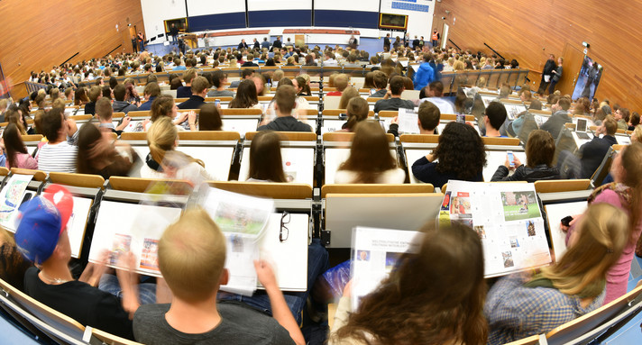 Voller Hörsaal an einer Hochschule