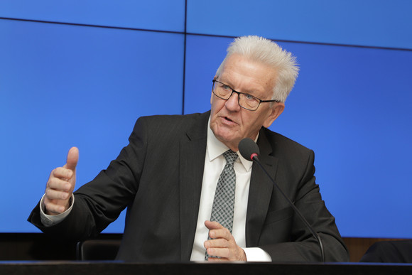 Pressekonferenz 50 Millionen Euro für innovative Projekte im Gesundheitsbereich Ministerpräsident Winfried Kretschmann bei der Regierungspressekonferenz (Bild: Staatsministerium Baden-Württemberg)