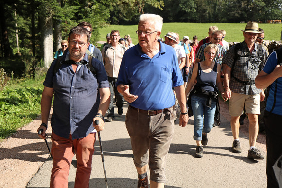 Sommertour Kretschmann wandert mit Bürgerinnen und Bürgern Wanderung von Schramberg nach Schiltach: Ministerpräsident Winfried Kretschmann (M.) im Gespräch