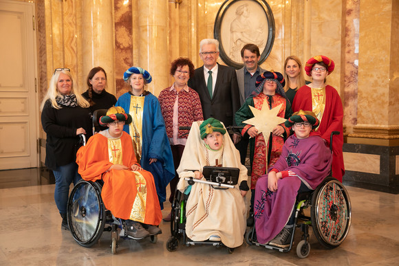 Tradition Kretschmann empfängt Sternsingergruppen Ministerpräsident Winfried Kretschmann und seine Frau Gerlinde (M.) mit den Sternsingern des Sonderschulzentrums Rohräckerschule (Esslingen) (Bild: Staatsministerium Baden-Württemberg)
