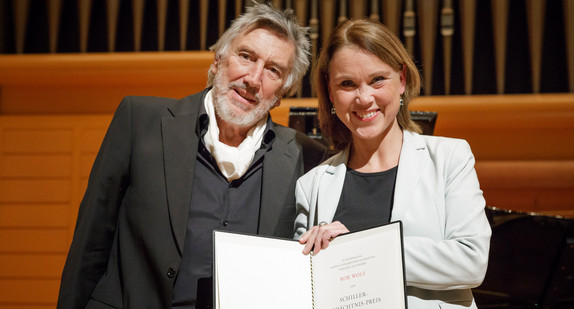 Staatssekretärin Petra Olschowski übergibt dem Schauspieler und Sprecher Christian Brückner den Schiller-Gedächtnispreis für Ror Wolf, der die Auszeichnung leider nicht persönlich entgegennehmen konnte. Foto: MWK/Jan Potente