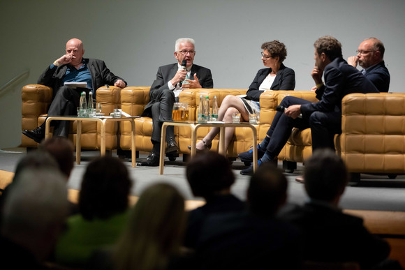 Demokratie Symposium „Demokratische Öffentlichkeit neu denken“ v.l.n.r.: Moderator Ralf Fücks, Ministerpräsident Winfried Kretschmann, Prof. Dr. Jeanette Hofmann, Dr. Robert Habeck und Bernd Ulrich bei der Podiumsdiskussion