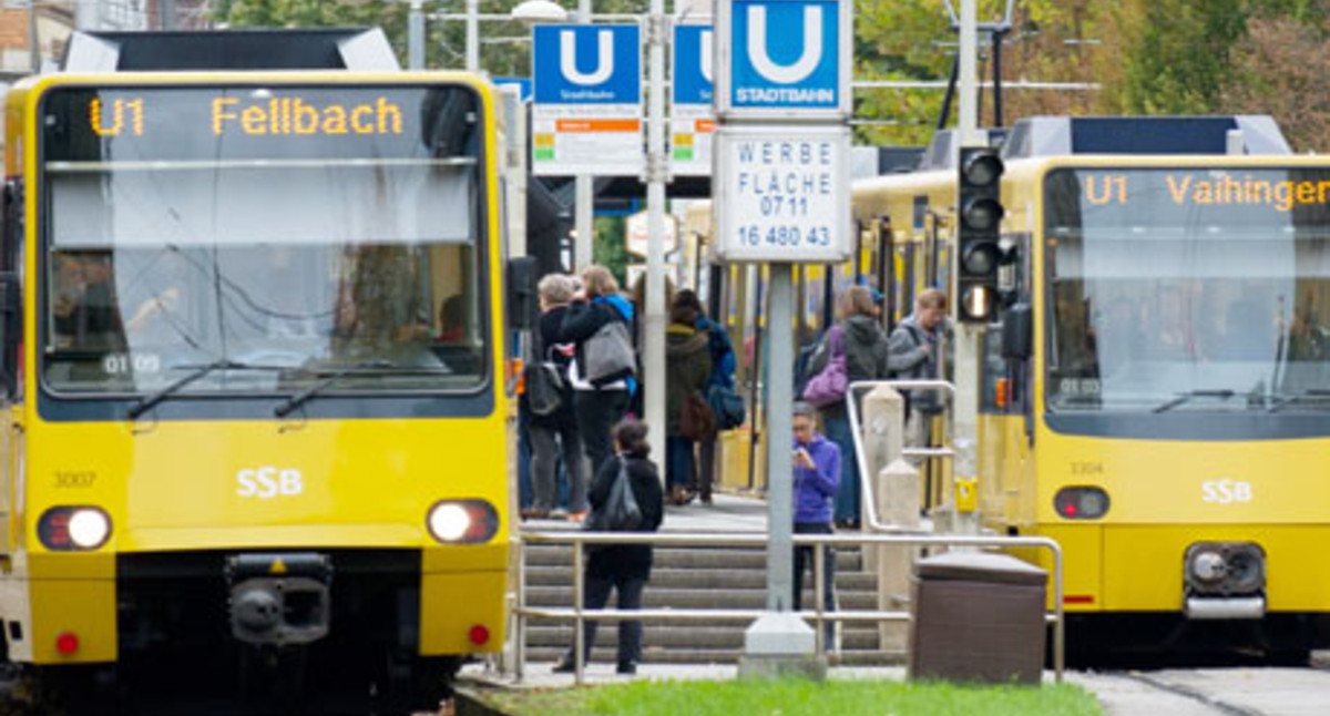 Zwei Stadtbahnen der Stuttgarter Straßenbahnen AG stehen in Stuttgart an der Haltestelle Erwin-Schöttle-Platz (Bild: © dpa).
