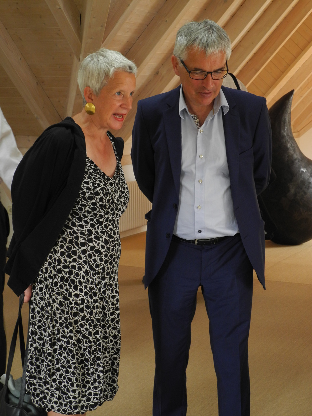 Staatssekretär Jürgen Walter und Andrea Zaumseil beim Rundgang durch die Preisträgerausstellung, Foto: Johannes Köpfer