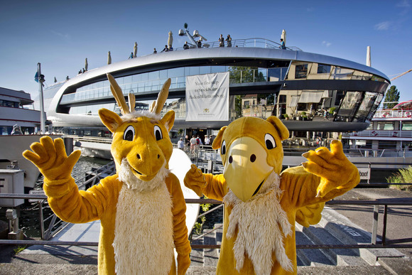 Forschung Nobelpreisträgerfahrt auf der MS Sonnenkönigin Die Landesmaskottchen vor der MS Sonnenkönigin, Foto: MWK