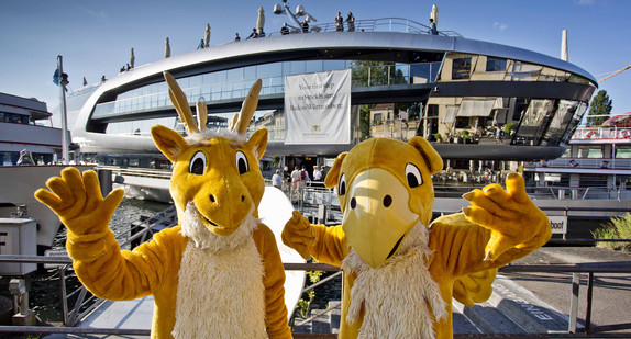 Die Landesmaskottchen vor der MS Sonnenkönigin, Foto: MWK