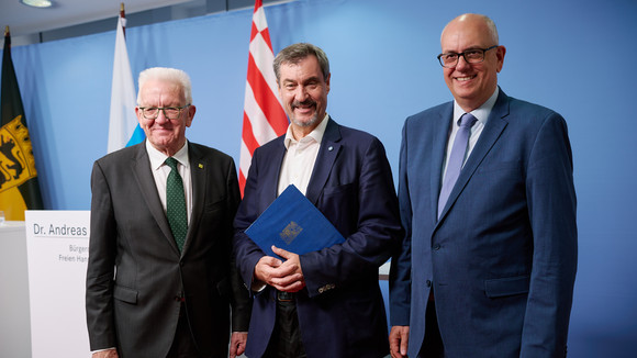 von links nach rechts: Baden-Württembergs Ministerpräsident Winfried Kretschmann, Bayerns Ministerpräsident Dr. Markus Söder und Bremens Bürgermeister Dr. Andreas Bovenschulte bei einer gemeinsamen Pressekonferenz in Berlin.