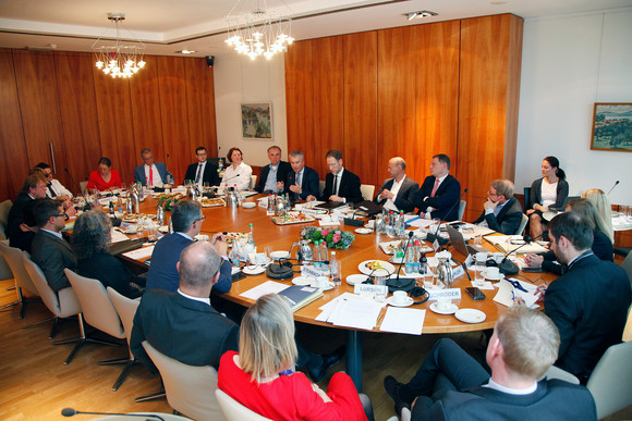 Strategiedialog Automobilwirtschaft Lenkungskreis übergibt Impulspapier an Europäische Kommission Sitzung des Lenkungskreises „Strategiedialog Automobilwirtschaft“ (Bild: © Alexander Louvet)