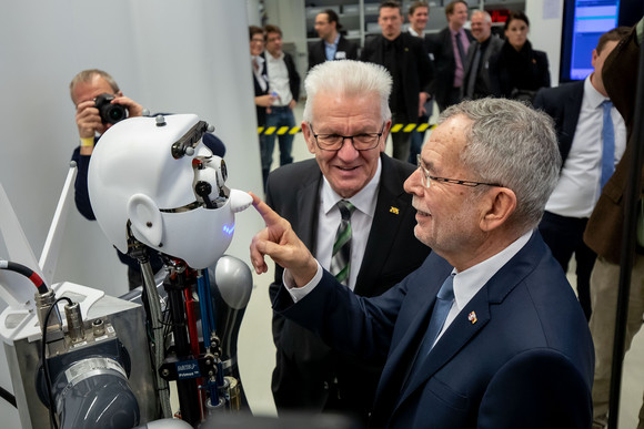 Besuch Österreichischer Bundespräsident besucht Baden-Württemberg Der österreichische Bundespräsident Dr. Alexander Van der Bellen (r.) und Ministerpräsident Winfried Kretschmann (l.) betrachten beim Cyber Valley am Max-Planck-Institut für Intelligente Systeme in Tübingen den Roboter Apollo. (Bild: Staatsministerium Baden-Württemberg)